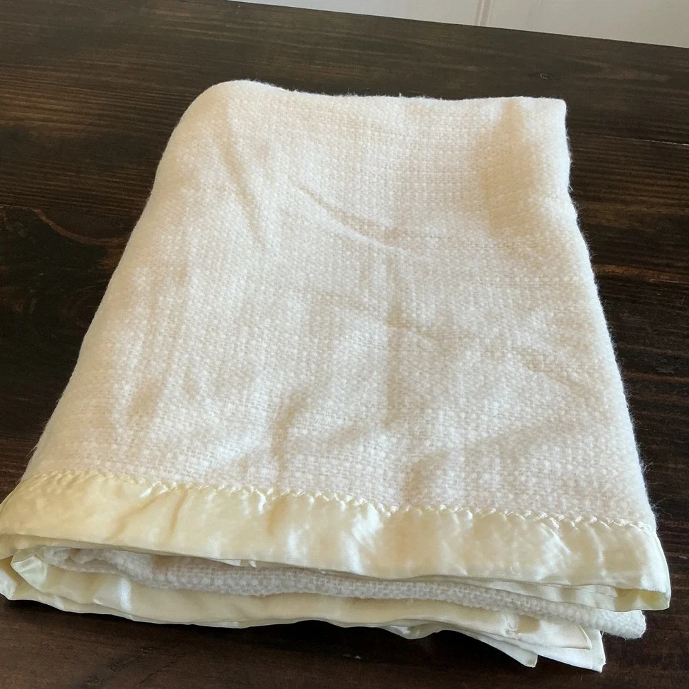 Vintage Cream Yellow Thermal Waffle Weave Blanket Satin Trim Edge 64x83‎